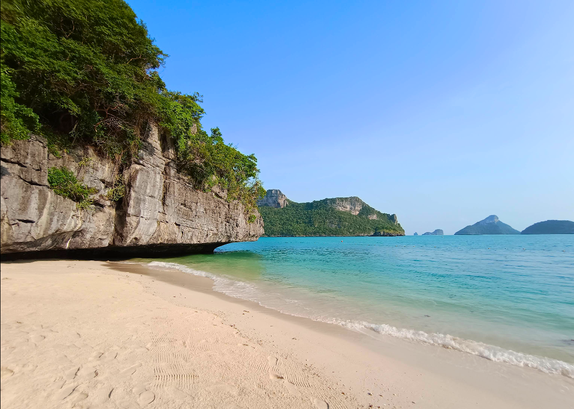 Kalksteinfelsen im smaragdgrünen Wasser des Ang Thong Nationalparks